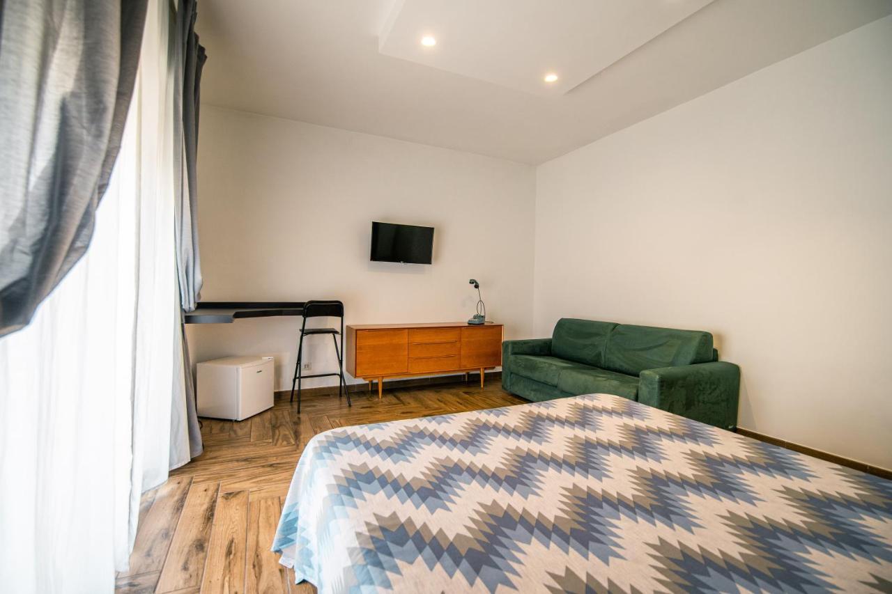 Hub Ferroviario - 12 Posti Letto Per Il Tuo Gruppo A Napoli Con Wifi E Netflix Bed & Breakfast Exterior photo
