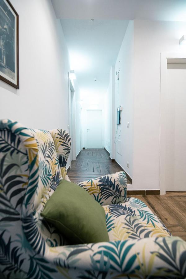 Hub Ferroviario - 12 Posti Letto Per Il Tuo Gruppo A Napoli Con Wifi E Netflix Bed & Breakfast Exterior photo
