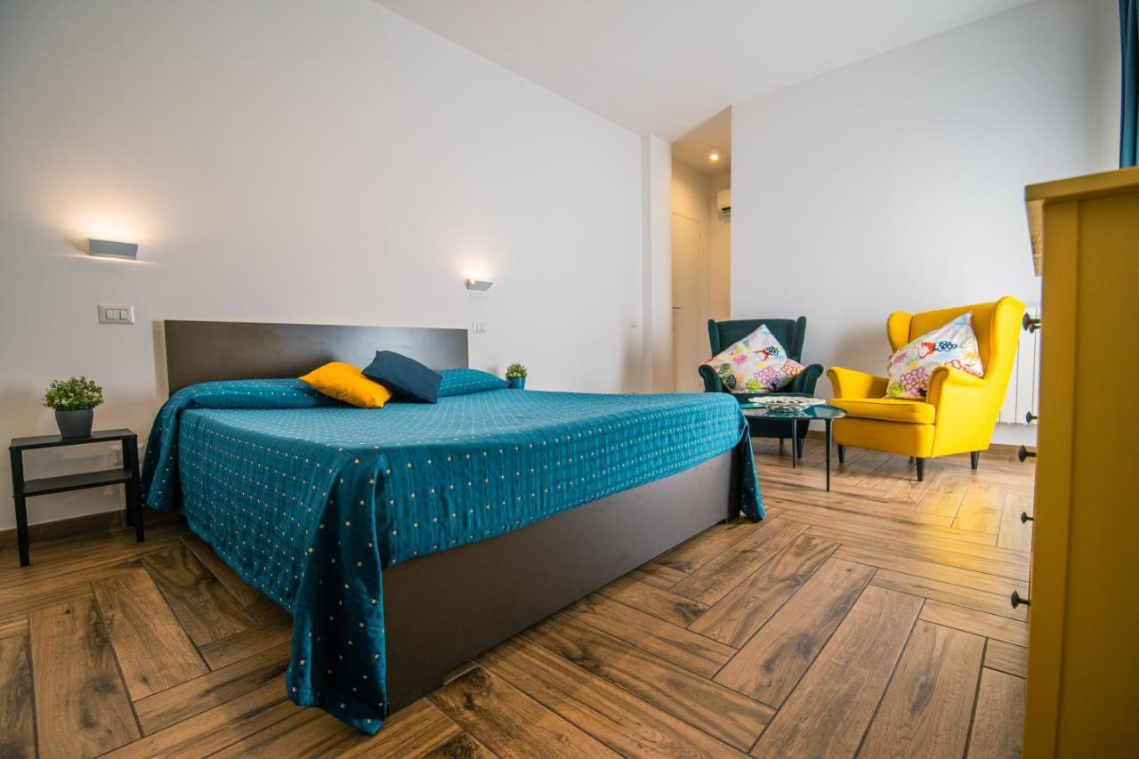 Hub Ferroviario - 12 Posti Letto Per Il Tuo Gruppo A Napoli Con Wifi E Netflix Bed & Breakfast Exterior photo