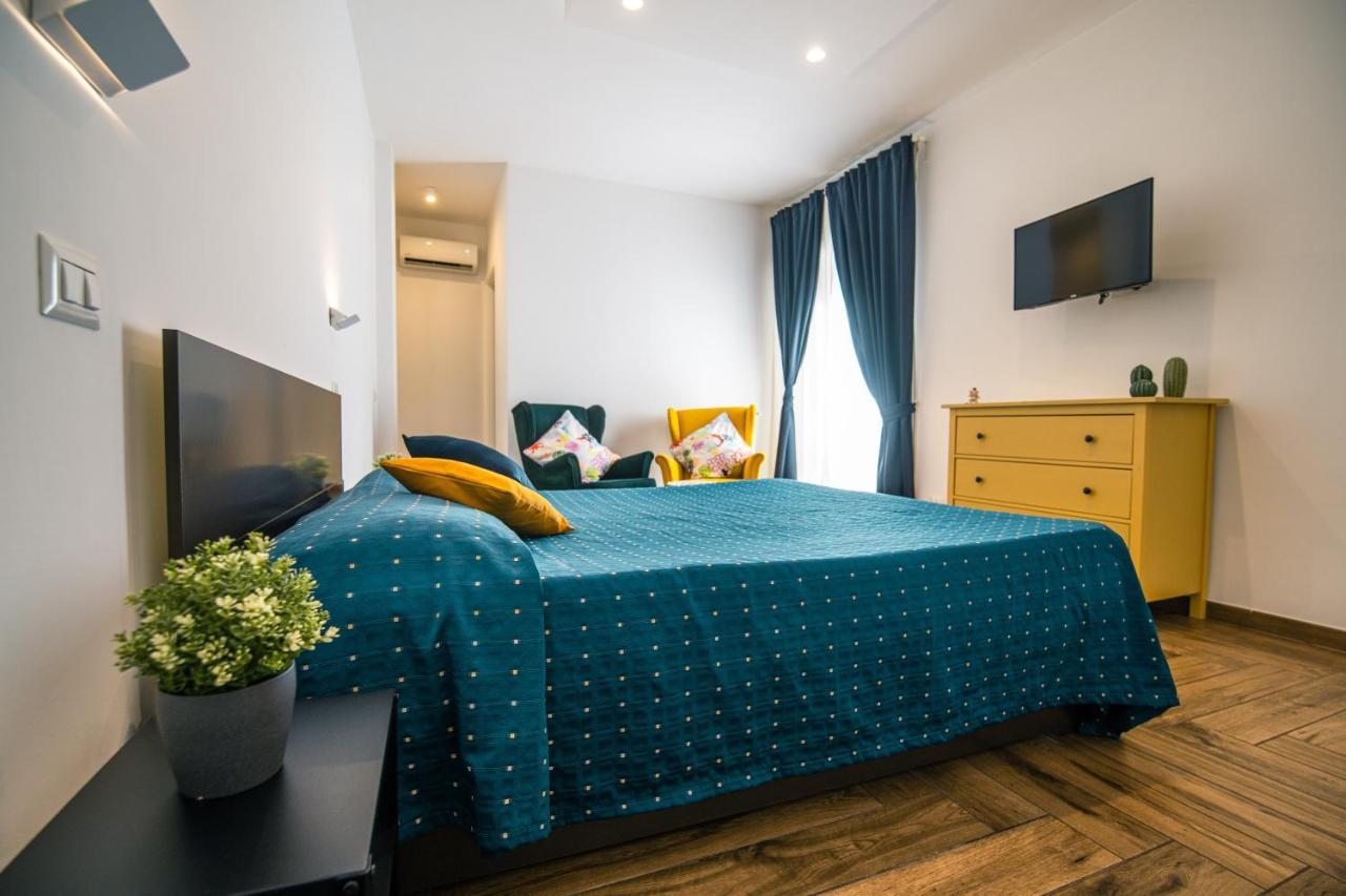 Hub Ferroviario - 12 Posti Letto Per Il Tuo Gruppo A Napoli Con Wifi E Netflix Bed & Breakfast Exterior photo