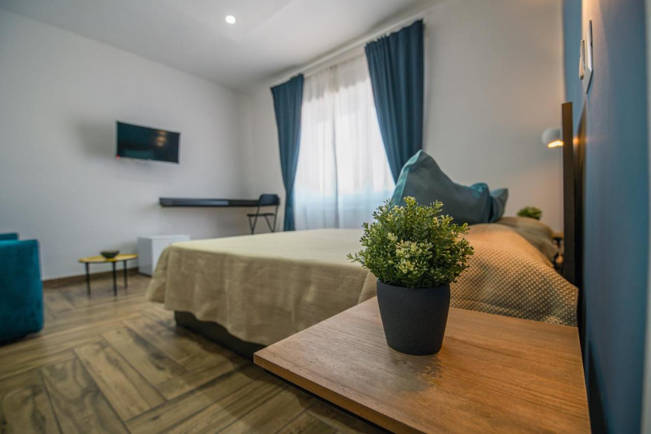 Hub Ferroviario - 12 Posti Letto Per Il Tuo Gruppo A Napoli Con Wifi E Netflix Bed & Breakfast Exterior photo