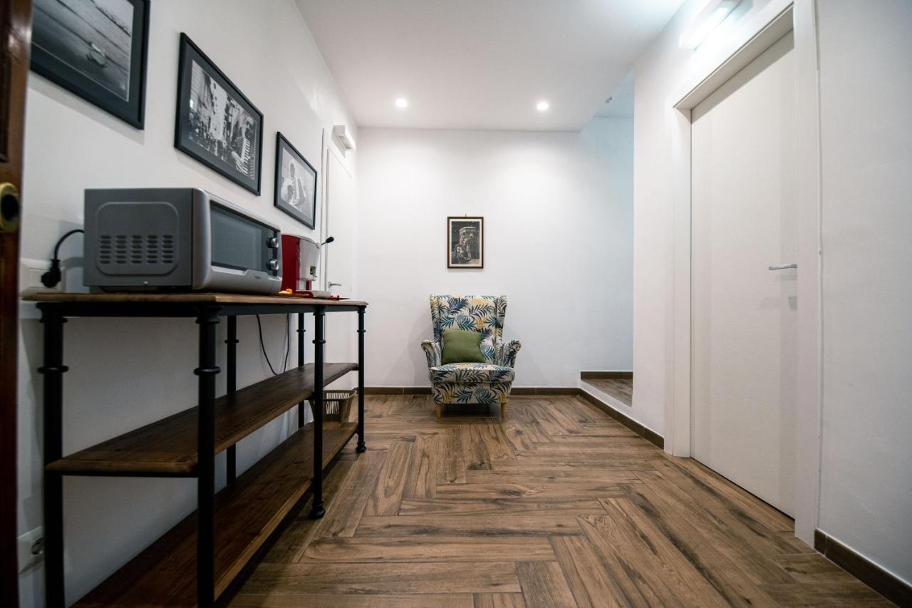 Hub Ferroviario - 12 Posti Letto Per Il Tuo Gruppo A Napoli Con Wifi E Netflix Bed & Breakfast Exterior photo