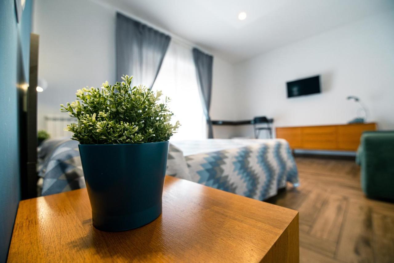 Hub Ferroviario - 12 Posti Letto Per Il Tuo Gruppo A Napoli Con Wifi E Netflix Bed & Breakfast Exterior photo
